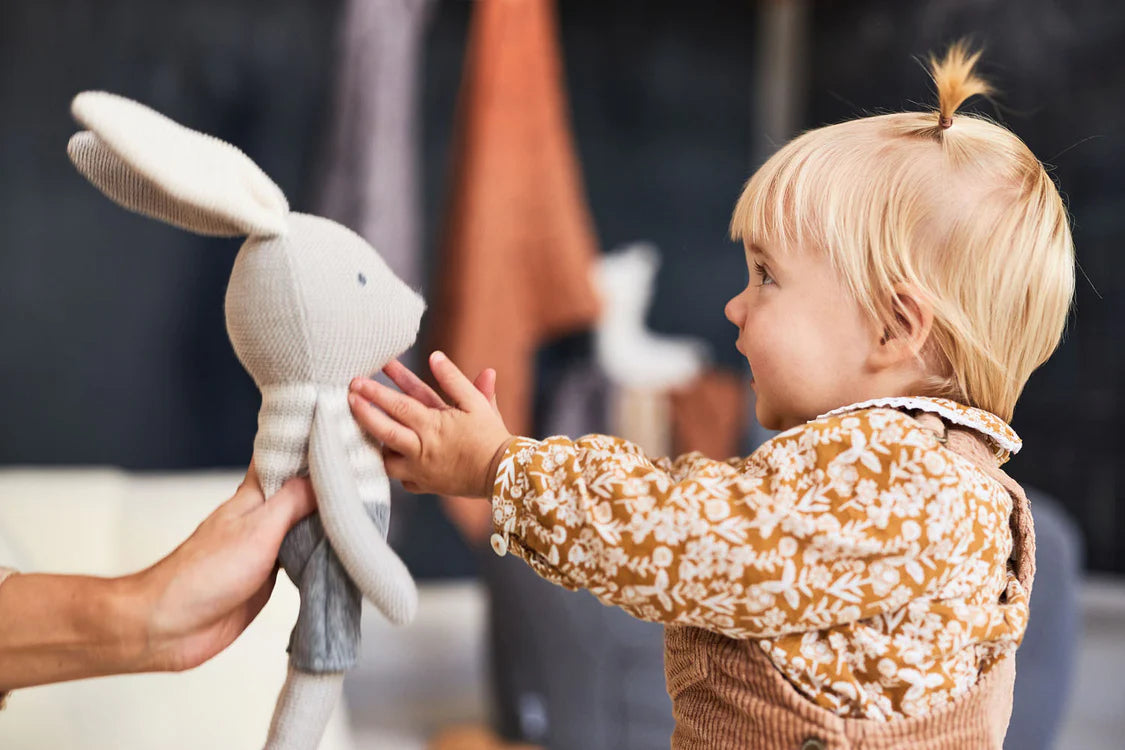 Jollein minkštas nertas žaislas zuikis Bunny Joey, pilka spalva